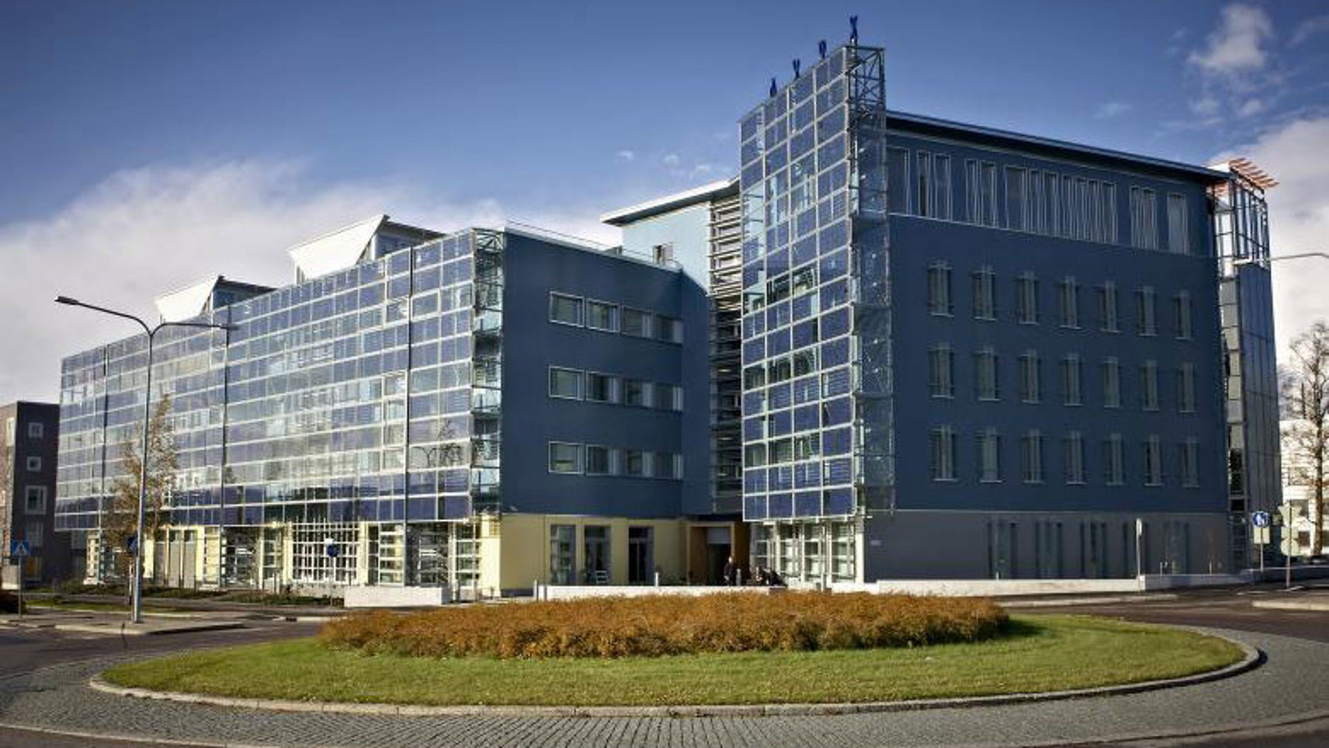 Viikki Environment House - solar panels facade (picture: City of Helsinki) Viikki Environment House - solar panels facade (picture: City of Helsinki)